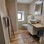 Cosy Gite, King Bed, Fast Wifi